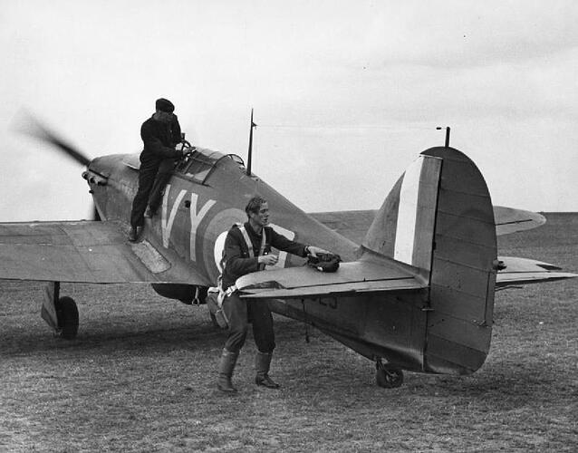 Hawker_Hurricane_at_Castle_Camps_-_RAF_Fighter_Command_1940_HU104484