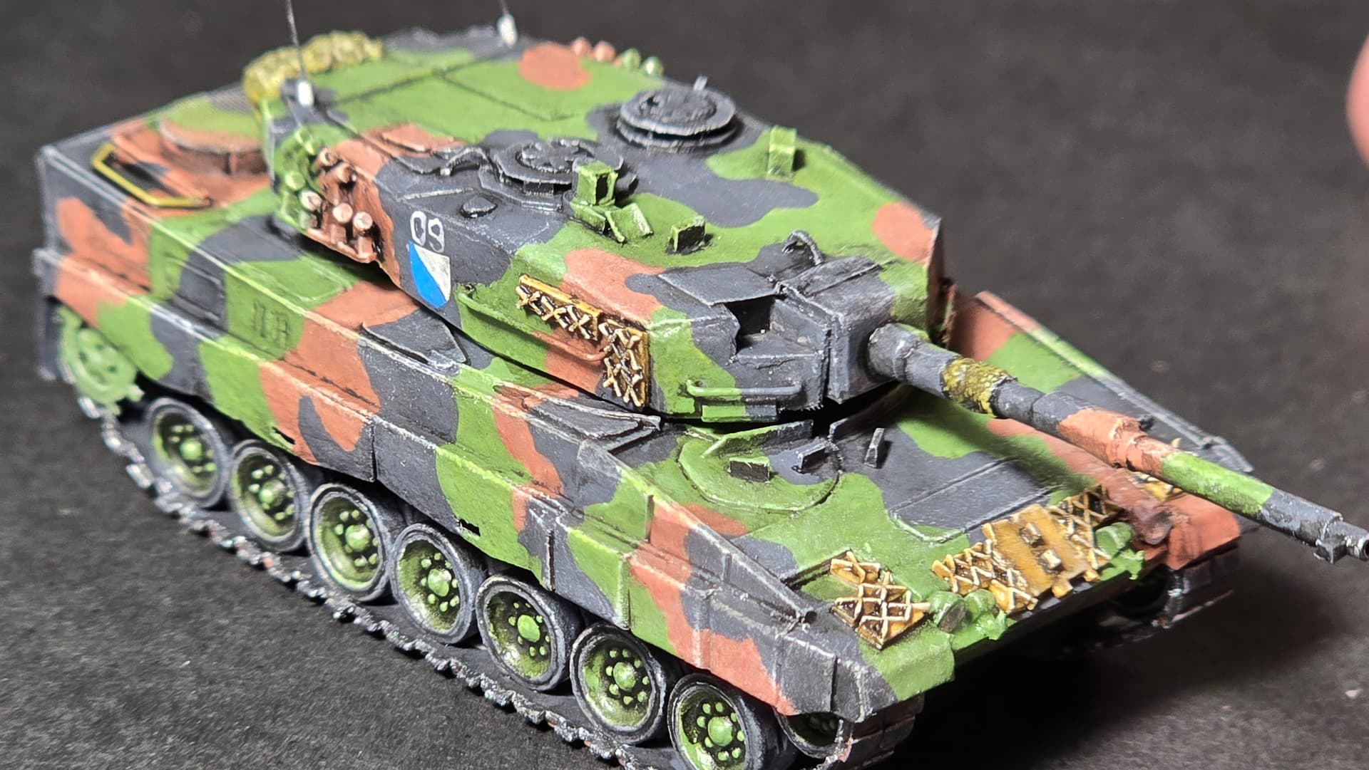Leopard Paper Model Tank Leopard 2A4 (x2) in 1/144 paper/cardboard + some additions ...