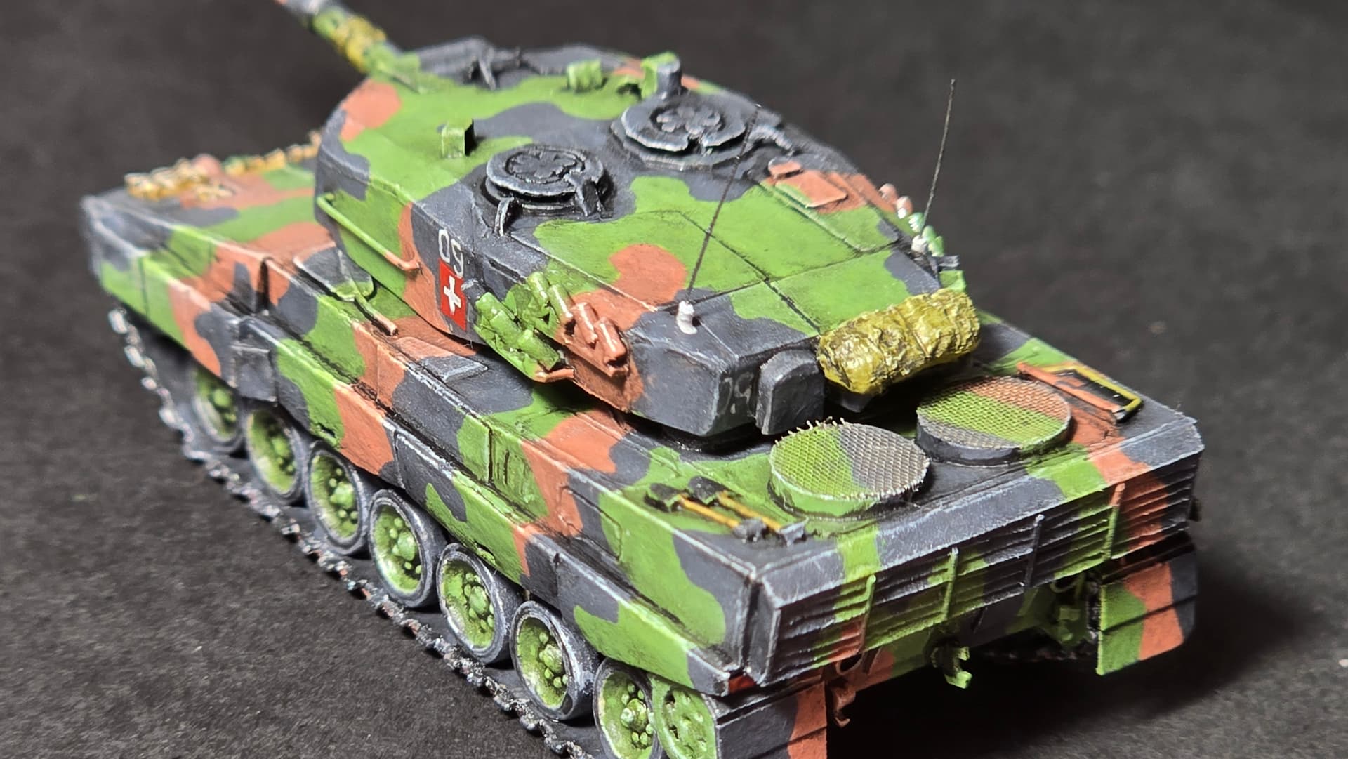 Leopard Paper Model Tank Leopard 2A4 (x2) in 1/144 paper/cardboard + some additions ...