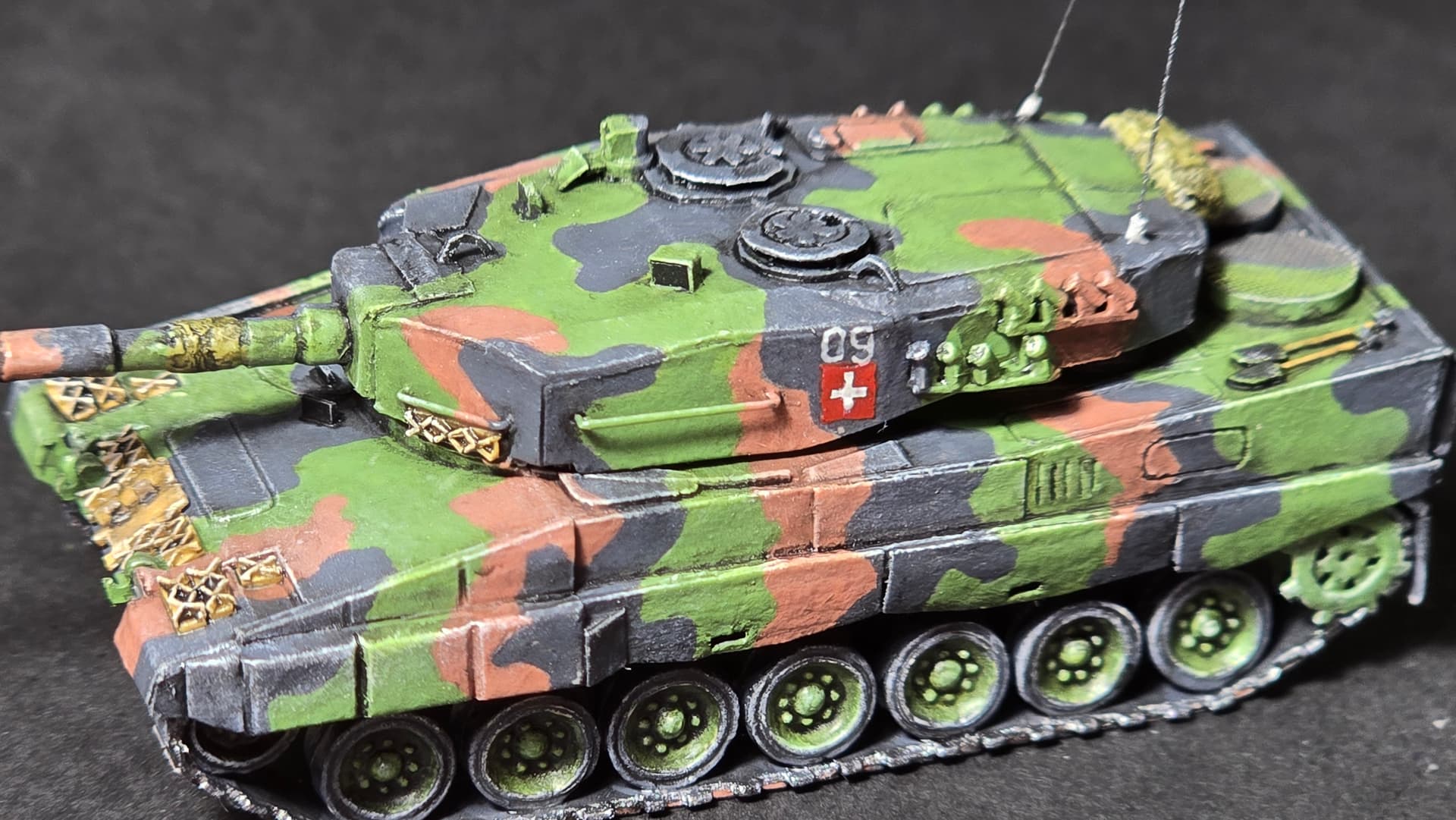 Leopard Paper Model Tank Leopard 2A4 (x2) in 1/144 paper/cardboard + some additions ...