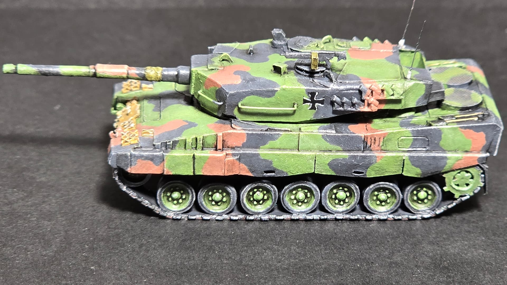 Leopard Paper Model Tank Leopard 2A4 (x2) in 1/144 paper/cardboard + some additions ...