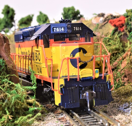 Athearn blue box SD40-2 Chessie #7614 with Atlas sun shades & MU stand