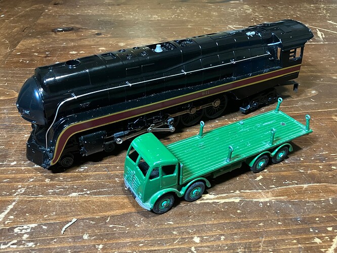 Lionel_8100_and_Dinky_905