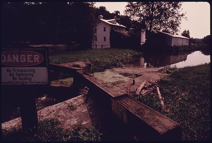 OHIO-ERIE_CANAL_LOCK_COLLECTS_ALGAE_AND_DEBRIS_SOUTH_OF_ALEXANDER_ROAD_AT_VALLEY_VIEW_NEAR_CLEVELAND,_OHIO.THE...-NARA-_558000