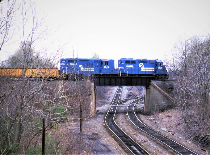 CR. GP-35 #2262, GP-10 #7519 on Rockville Bridge track heading to Enola, yards. #7519 was blt for PRR #7058 in Oct 1956. 4-28-84