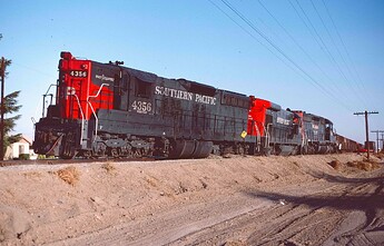 SP 4356 derailed? (image by Gary Perazzo)