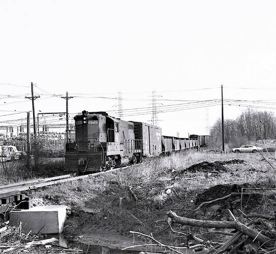 CNJ. FPSD-37  #1525 on the Trap Rock siding. March 1971.
