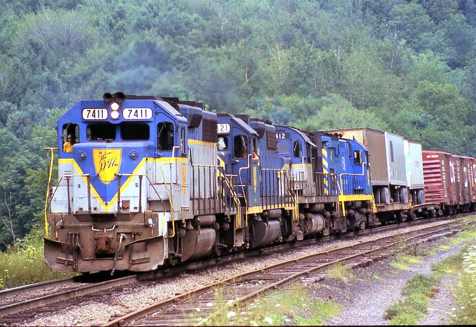 D&H. GP39-2 #7411 leading freight heading south to the tunnel at Pratt Road in Belden, NY. Aug 1984