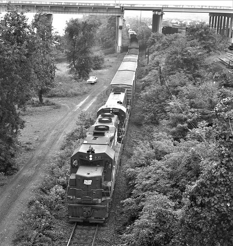 Penn Central.  GP-35 #2321, U-25B #2600. Enola low line, track G. Sept 29, 1973